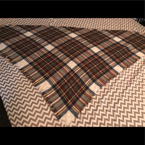 Women’s Plaid Triangle Blanket Scarf - Picture 3 of 4